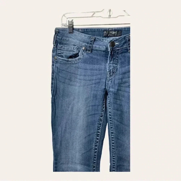 0844. SILVER JEANS AIKO BOOTCUT DENIM JEANS SIZE 30 MEDIUM WASH DENIM IN COLOR - Picture 3 of 9